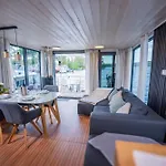 Vakantiehuis Wohlfuehloase Hausboot Redwine Woma