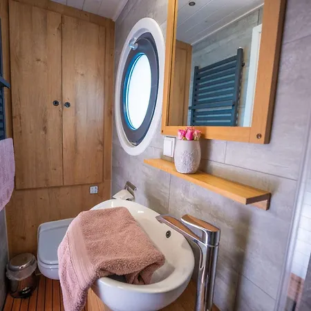 Wohlfuehloase Hausboot Redwine Woma Fürstenberg-Havel