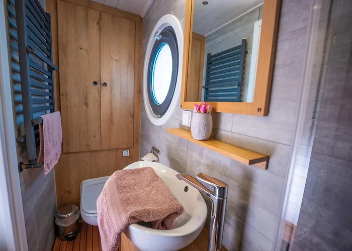 Wohlfuehloase Hausboot Redwine Woma Fürstenberg-Havel