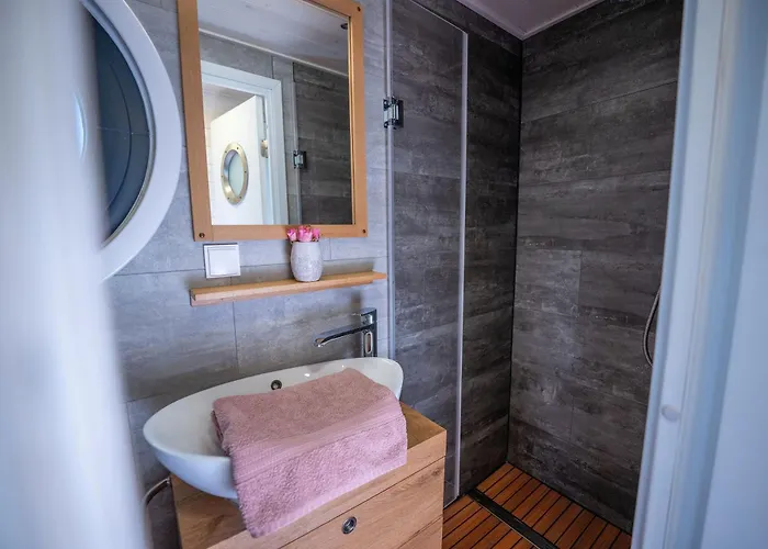 Wohlfuehloase Hausboot Redwine Woma بيت للعطل